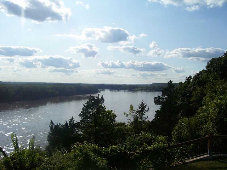 Sungai Missouri yang membelah negara bagian ini. Foto oleh Aimee Castenell (Flickr)