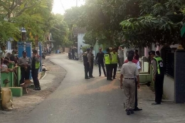 Polisi masih melakukan penjagaan dan memberikan garis polisi di sebuah rumah kontrakan tempat meledaknya bom di Kelurahan Pogar, Bangil, Pasuruan, Jatim, pada Kamis (5/7/2018). 
