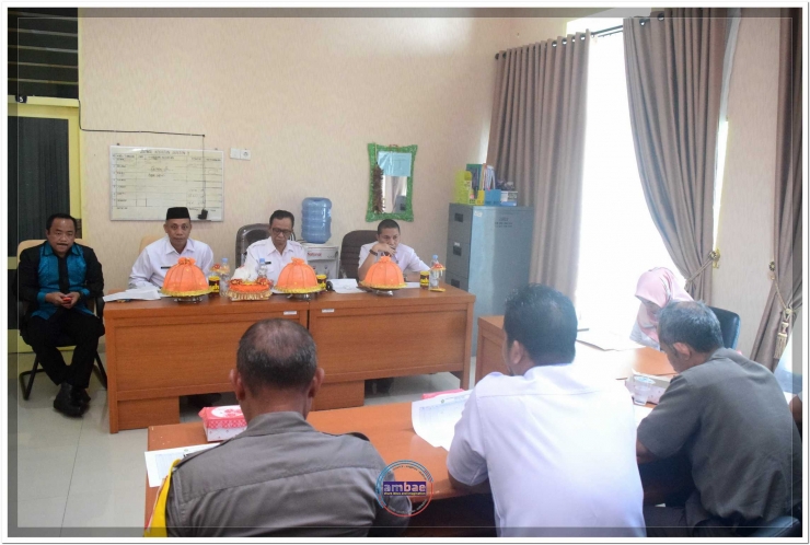 Kepala Kantor Kemenag Bantaeng (kedua dari kiri) jelaskan teknis rencana pemberangkatan CJH Bantaeng (04/07/18). | Dokpri