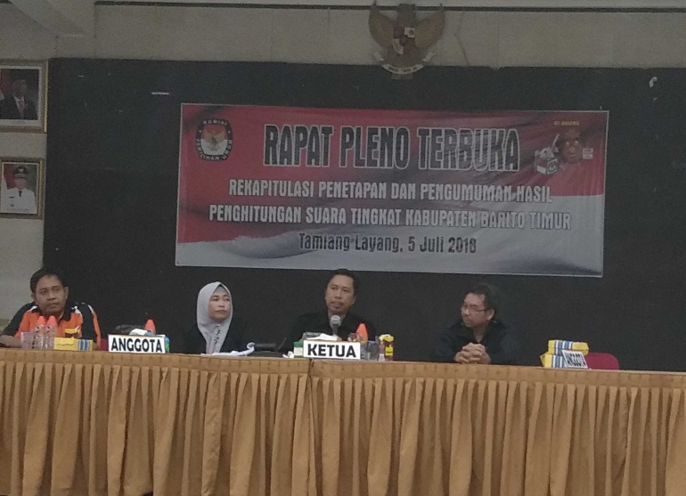 Foto Ketau KPU Bartim Zainal Hamli bersama jajaran anggota