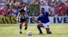 Maradona Dikerjai Gentile (Sumber: https://panditfootball.com)