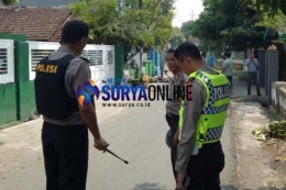Polisi berjaga di Desa Pogar, Kecamatan Bangil, Kabupaten Pasuruan, usai terdengar suara ledakan, Kamis (5/7/2018).
