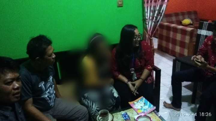 Korban "dugaan trafficking" di apit petugas dari Dinsos Kabupaten Banyumas saat sedang melakukan video call dengan pihak keluarga di Pematang Siantar. (*)