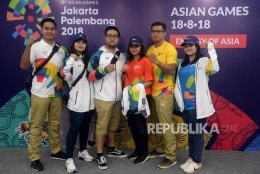 Relawan dengan mengunakan seragam volunteer ASEAN Games 2018 berfoto pada acara peluncuran portal volunteer ASIAN Games. Gambar diunduh dari Republika.co.id