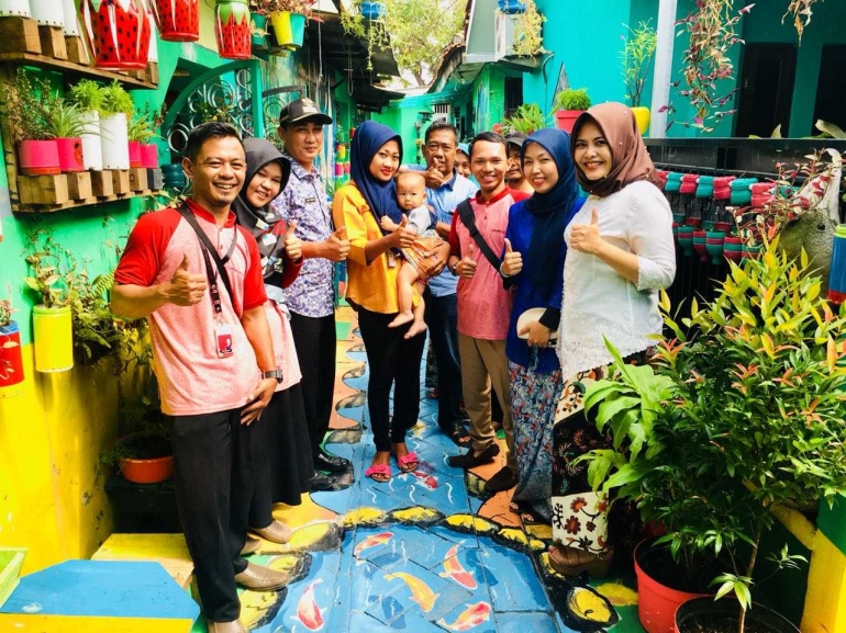 Foto bersama tim Rumah Aqiqah Tangerang dengan penerima program i5hare, Lurah Pasar Baru dan RS. Hermina Tangerang