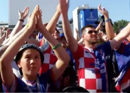 Pendukung tim Islandia dengan 'tepukan halilintar' mereka sukses menyedot perhatian saat nobar (www.youtube.com)