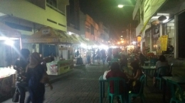 Deretan stand penjual aneka makanan di warung semawis Pecinan (Dokumentasi Pribadi: Ahmad Rury)