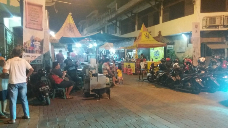 Deretan tenda penjual makanan di warung semawis Pecinan (Dokumentasi Pribadi: Ahmad Rury)