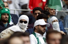 Suporter wanita dari Arab Saudi tetap mempesona kehadirannya dengan cadar yang menghiasi wajah mereka (www.lufkindailynews.com)