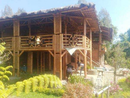 Rumah panggung berfungsi sebagai warung makan (foto; dok pri)