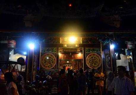 Klenteng Tay Kak Sie saat malam hari (foto: hellosemarang.com)