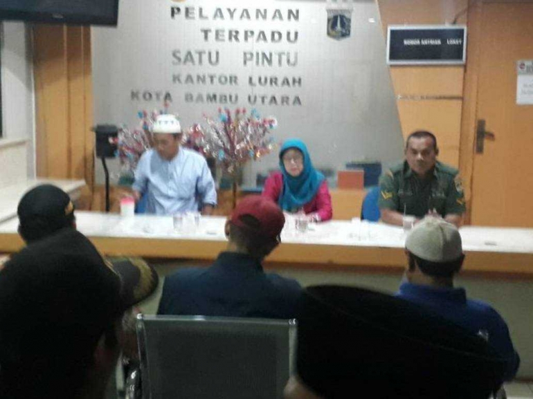 Lurah Kota Bambu Utara Ibu Ina Ariyani, SKM (tengah) memimpin rakor persiapan jelang replika obor didampingi Babinsa Koramil 03/GP Serda Abdur Rohman (Dok. Pribadi)