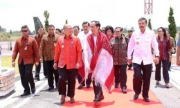 Nikson menjemput Jokowi di Bandara Silangit (Kompasiana)