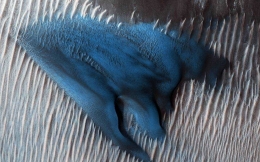 Bukit berwarna biru di area Kawah Lyot. sumber: https: nasa.govue-dune