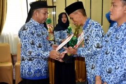 Jaja Sulaiman sebagai pemenang cabang da.i (ceramah ) STQ Korpri Tingkat Provinsi Kepulauan Bangka Belitung di Pangkalpinang, ketika menerima penghargaan yang diserahkan staf ahli Bupati Bangka Zulkarnain Idrus (foto dok Humas Bangka)