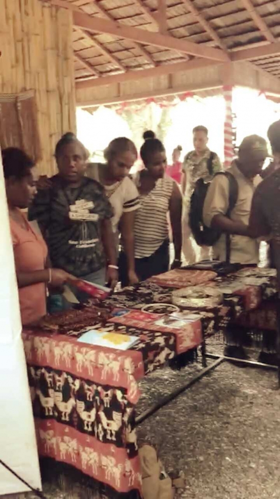 Warga Solomon Isands di stand Indonesia (dokumentasi pribadi)