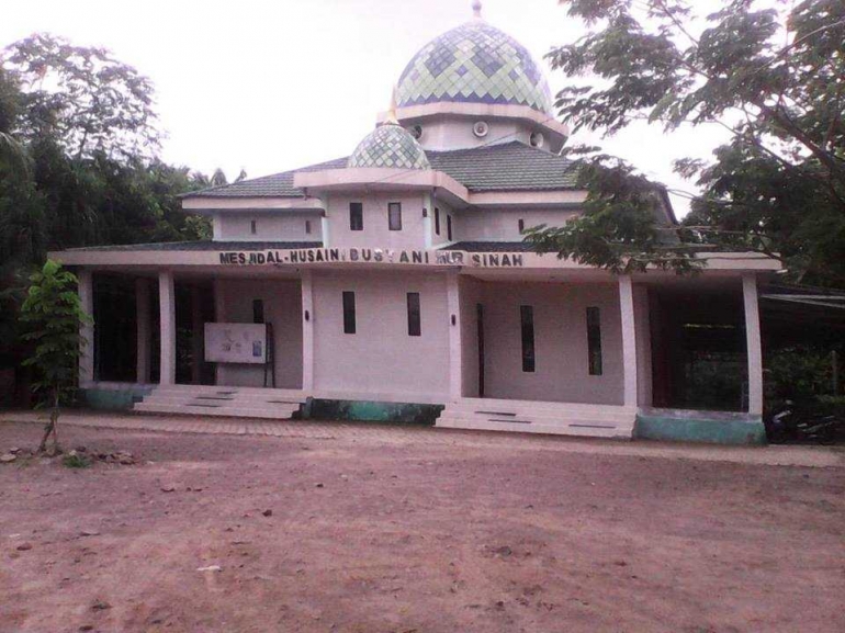 Masjid Al Husaini Bustani Mursinah Bakarung. (foto : akhmad husaini)