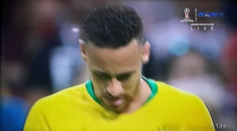 Neymar sedih atas kekalahan sementara di babak pertama. 