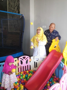 dr. Iswi dan suami bermain dengan cucunya/Dok.Pri