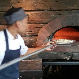 Pizza yang siap dibakar di tungku (dok pribadi)