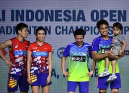 Owi/Butet bersama ganda campuran Malaysia di podium Indonesia Open 2018. Foto: badmintonupdate.