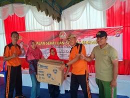 (dua dari kanan) Kapolsek Dusun Hilir Ipda Waryoto SH menyerahkan hadiah Doorprize jalan sehat dan senam bersama