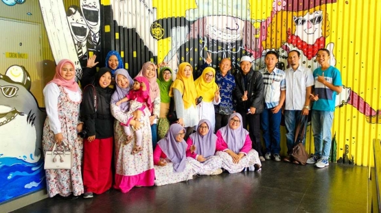 Kompasianer + dr.Iswiyanti Widyawati dan keluarga/ Foto by Badai
