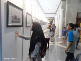 Menyaksikan foto-foto perjuangan di Surabaya (dok.pri)