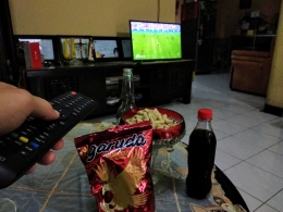 Renyahnya Kacang Garuda Membuat Acara Nonton Piala Dunia jadi Semakin Seru (DOK. PRIBADI)