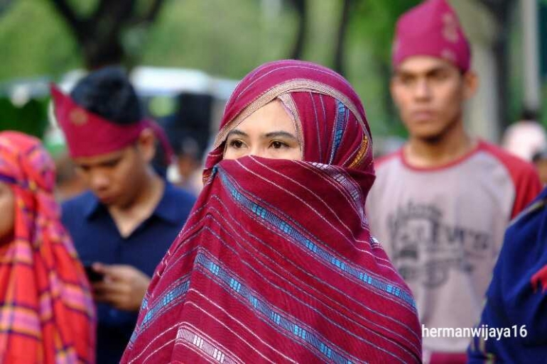 Peserta dari Dompu - Bima, NTT dengan pakaiannya yang khas, (dokpri)