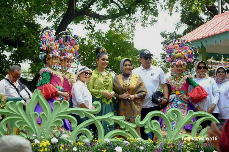 Disainer Anna Mariana (berjilbab tengah) bersama para model dan pengurus dari LKB Jaksel, menampilkan gaun pengantin Betawi modern. (dokpri)