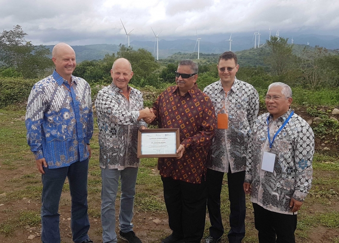 Direktur Utama PLN Sofyan Basir menerima penghargaan dari PT UPC Sidrap Bayu Energi. (@iskandarjet) 