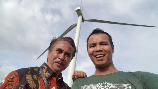 Narsis bareng Pak Made, Kepala Satuan Komunikasi Korporat PLN. (@iskandarjet)