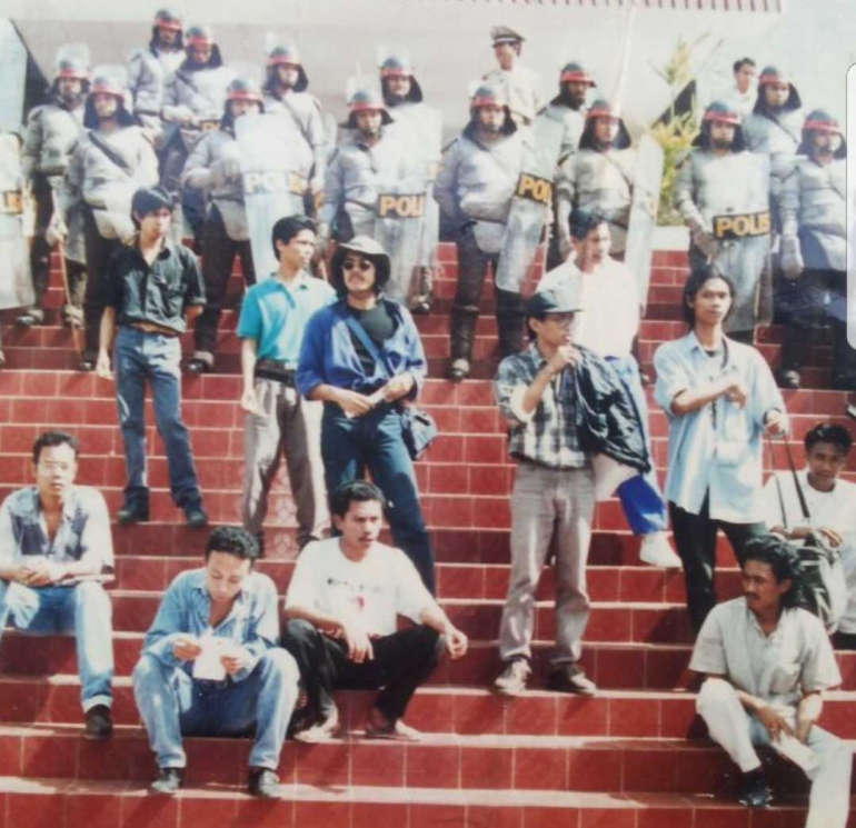 Aktifis AMPD saat berunjuk rasa di Gedung DPRD Sulsel. AMPD pernah dilarang oleh penguasa Orde Baru, aktifisnya ditangkap dan diinteogasi karena vokal menyuasarakan Ganti Presiden Soeharto 1998