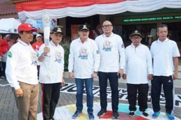 Camat Palmerah Zeri Ronazy didampingi Sekcam Bambang Sutarno berfoto bersama Wakil Walikota Jakarta Barat, Staf Gubernur Yudha Permana & anggota Dekot Junaedi