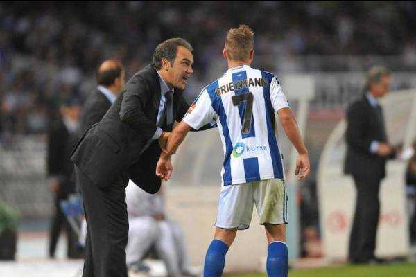 Martin Lasarte memberikan instruksi kepada Griezmann saat masih menjadi pemain Real Sociedad/ www.publimetro.cl