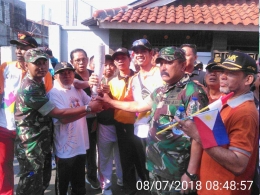 Lurah Jati Pulo Ari Kurnia menyerahkan Replika Obor kepada Lurah KBS H. Muhadi | dokpri