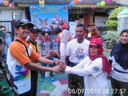 Lurah Jati Pulo Ari Kurnia menerima replika obor Asian Games dari Lurah Kemanggisan Amperiyani | dokpri 