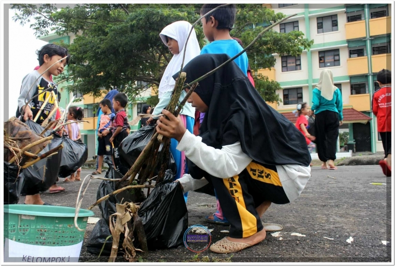 Anak-anak berlomba kumpulkan sampah basah dan kering yang kemudian diberi hadiah oleh pengurus FABT (07/07/18).