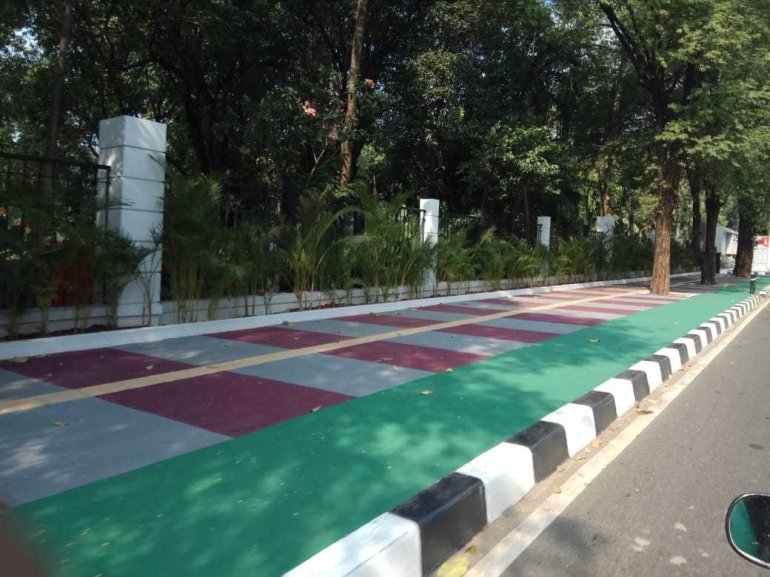 Trotoar di sekeliling GBK yang luas, rapih dan cantik/foto dokpri