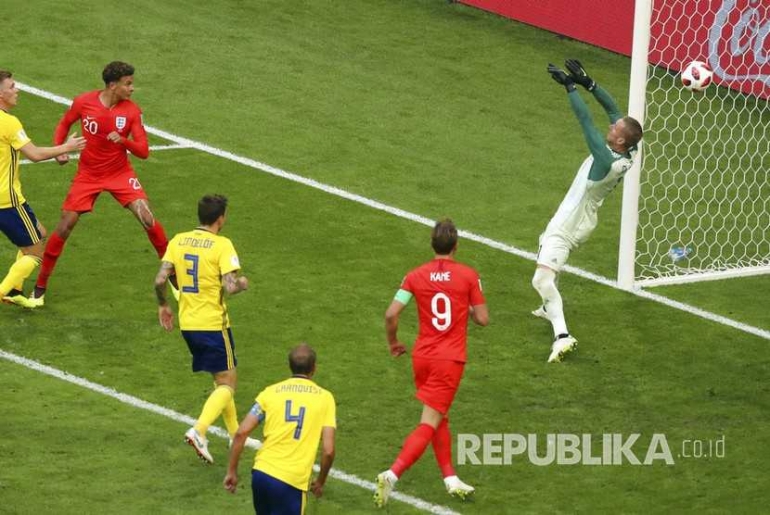 Sundulan yang mematikan pemain Inggris Dele Alli mencetak gol kedua bagi Inggris pada laga babak perempat final Piala/republika.co.id
