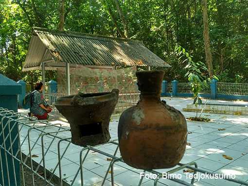 Makam Ratu Syarifah Fatimah dan bekas bakaran dupa serta kendi para peziarah di Pulau Edam