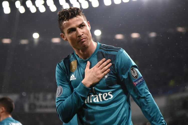 Cristiano Ronaldo membalas aplaus suporter Juventus pada laga perempat final Liga Champions melawan Real Madrid di Stadion Allianz, Selasa (3/4/2018). 
