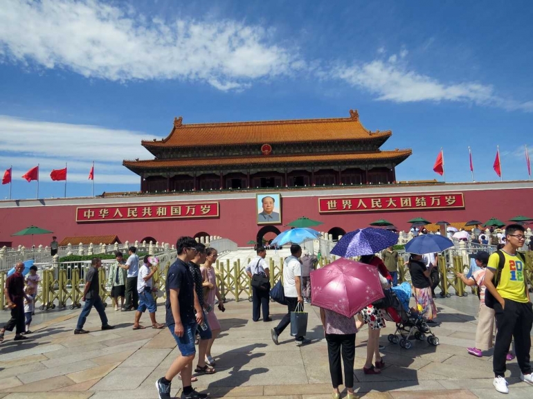 Pintu gerbang Kota Terlarang yang jadi ikon paling terkenal lapangan Tiananmen.