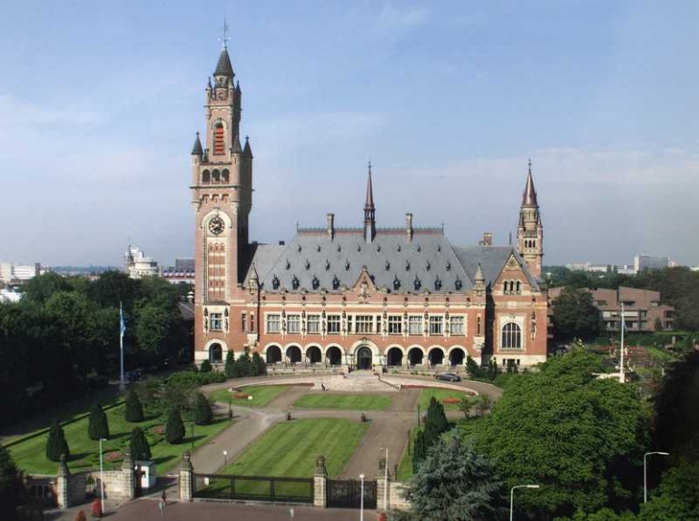 Istana Perdamaian di Den Haag, Belanda, yang merupakan pusat Pengadilan Arbitrase Permanen (PCA) dan Mahkamah Pengadilan Internasional (ICJ). | Credit: Courtesy of Wikipedia