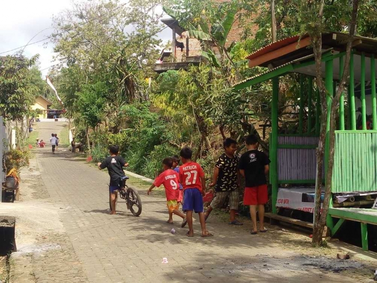 (Anak-anak sedang bermain di luar rumah di Desa Kucur, Kabupaten Malang)