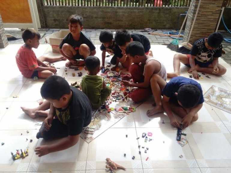(Anak-anak sedang bermain di teras rumah di Desa Kucur, Kabupaten Malang)