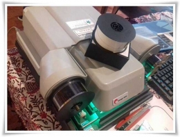 Mesin pembaca film mikro gulungan (Dokumentasi pribadi)