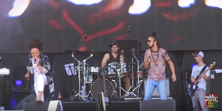 RM (kiri) di Summer Jam 2018 (dok.Reggaeville.com)