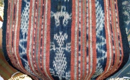 Motif tradisional tenun ikat Sikka dengan di tengah-tengah ada motif tekek atau tokek. (Foto: Gapey Sandy)